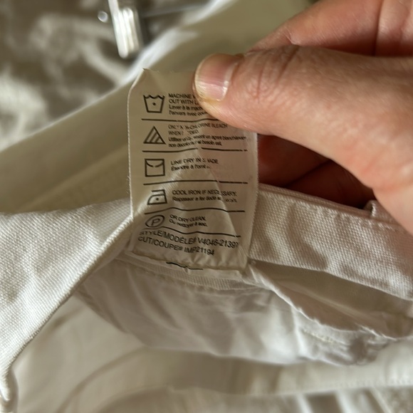 Vince High Rise Khaki Short. Size 4 - Picture 13 of 13